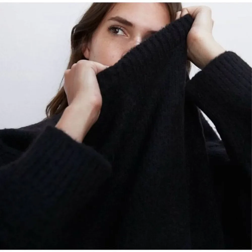 ✨Black Zara Oversized Chunky Knit Crew
Neck Long Sleeve Sweater✨ - Picture 4 of 9
